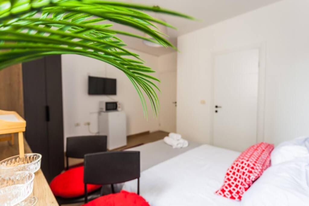 Ferienwohnung Perfectly Located Studio, Seaview, 2 Min To Sea! #6 Tel Aviv-Jaffa Exterior foto