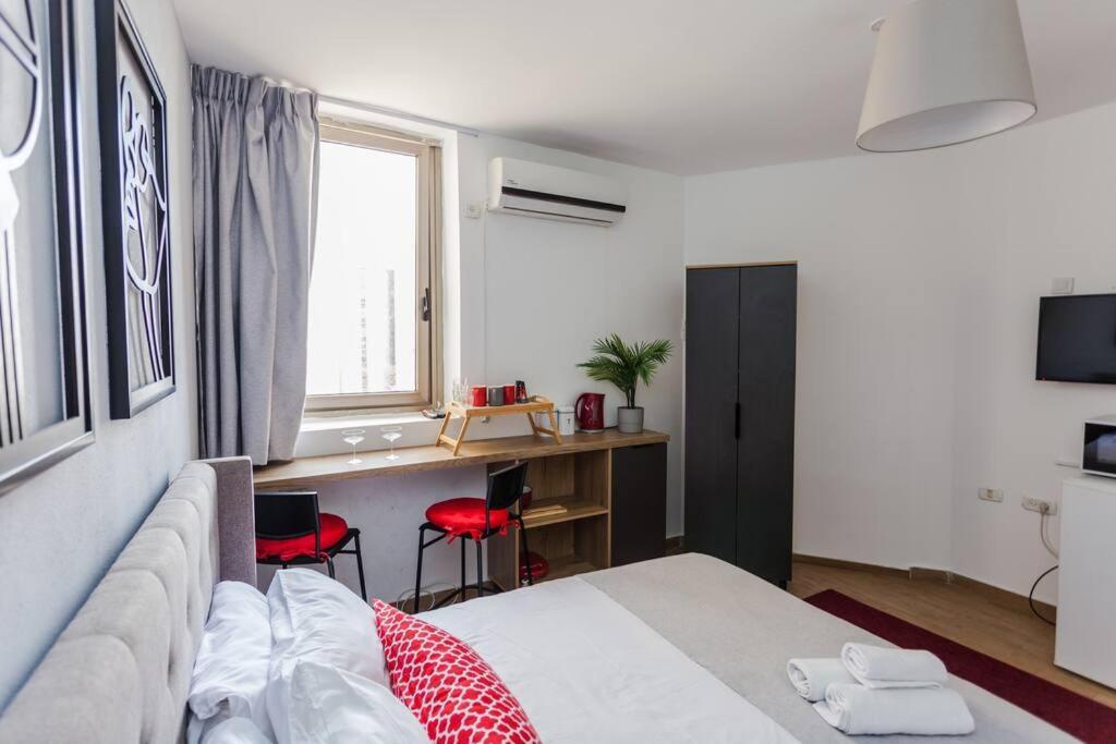 Ferienwohnung Perfectly Located Studio, Seaview, 2 Min To Sea! #6 Tel Aviv-Jaffa Exterior foto